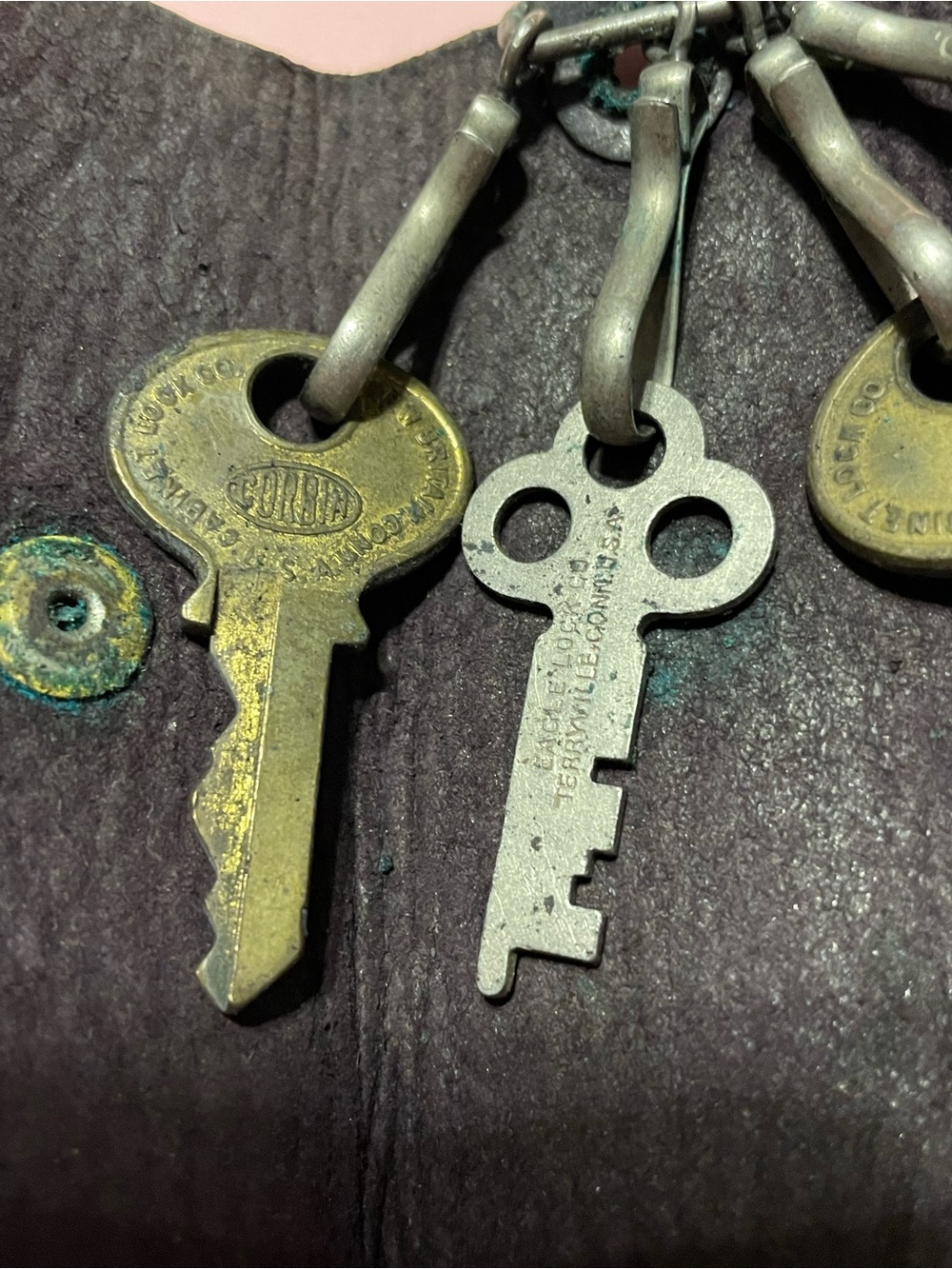 Vintage Leather Key Holder w/ Keys #8192 - Picture 3 of 11